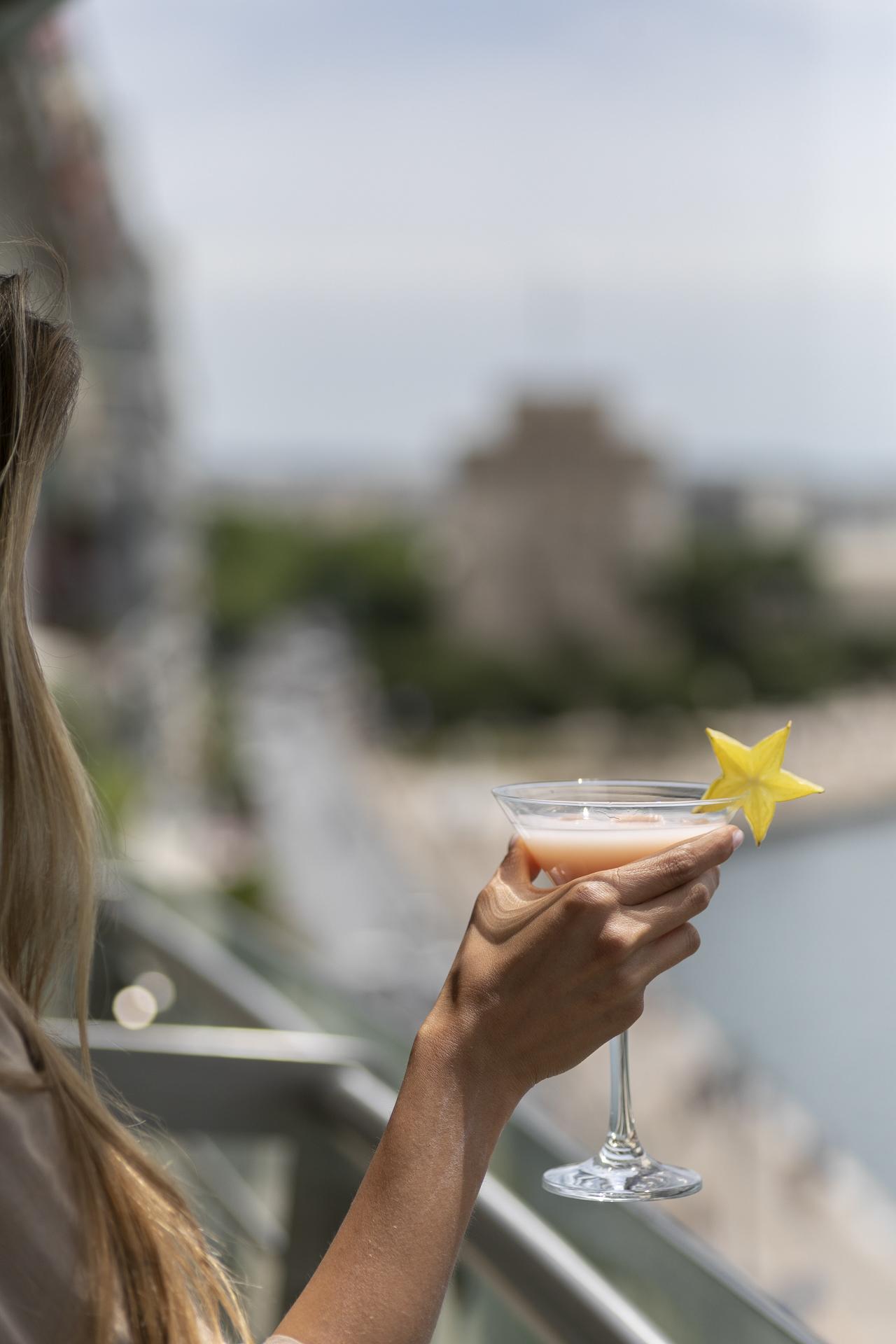 Daios Luxury Living Hotel Thessaloniki Exterior photo A woman holding a drink