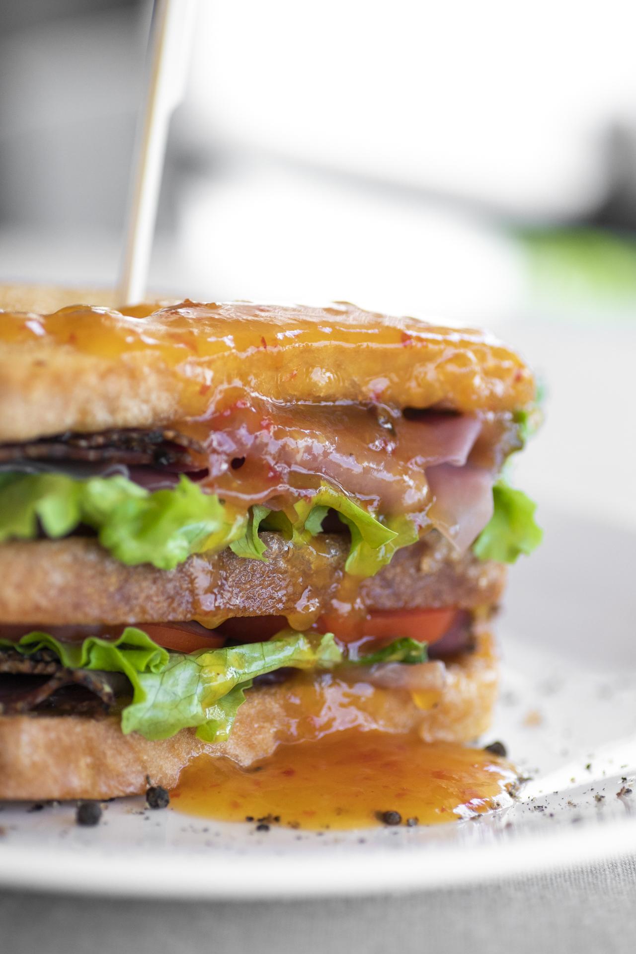 Daios Luxury Living Hotel Thessaloniki Exterior photo A cheeseburger with lettuce, tomato, and onion